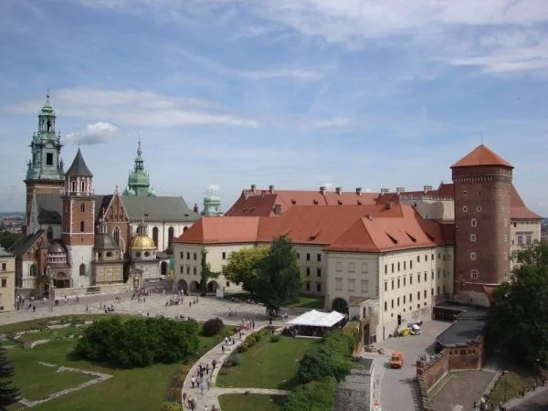 krak-w-poland-wawel-castle-monument