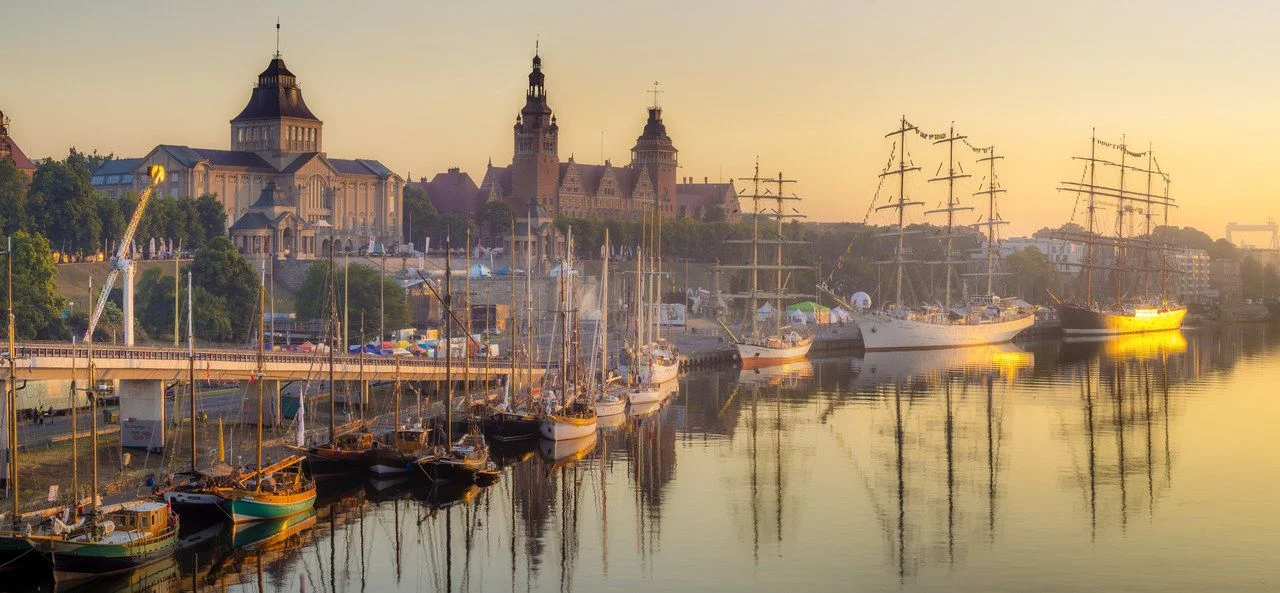 Sailing_ships_at_the_wharf_in_Szczecin