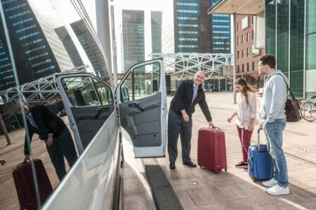 Driver is helping with customer’s lagguage