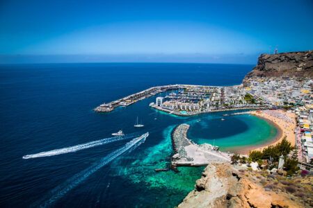 Miasto Puerto de Mogan na wybrzeżu wyspy Gran Canaria, Hiszpania