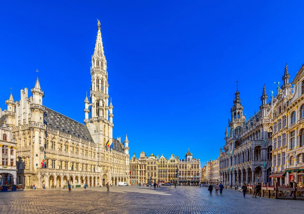 Grand Place (Grote Markt) with Town Hall (Hotel de Ville) and Maison du Roi (King’s House or Breadhouse) in Brussels, Belgium.