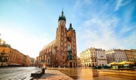 St.-Marys-Basilica-on-the-Krakow-Main-Square-Rynek-Glowny-during-the-sunrise-Poland