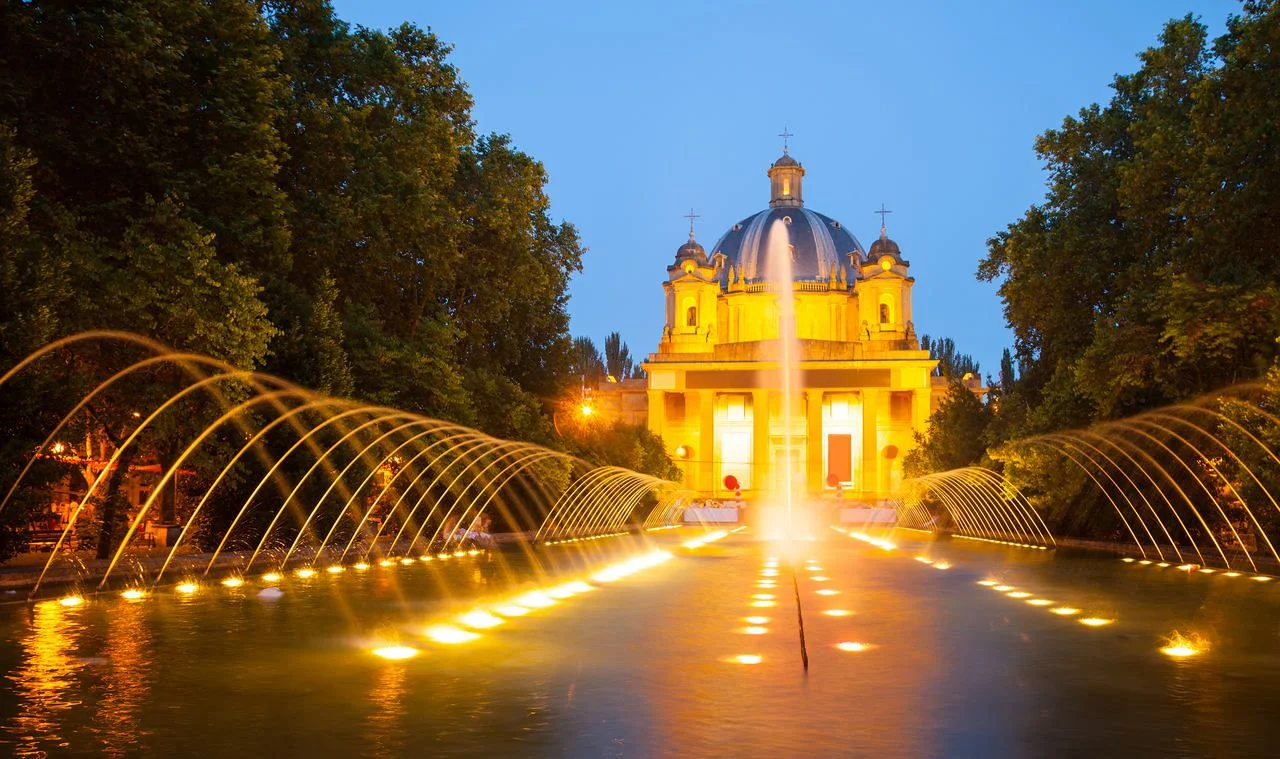 Monumento a los Caidos from fountain in evening. Pamplona, Navarre