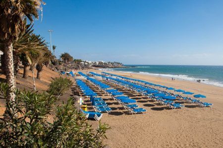 Puerto del Carmen promenade, view of the sunbeds on the beach, Lanzarote