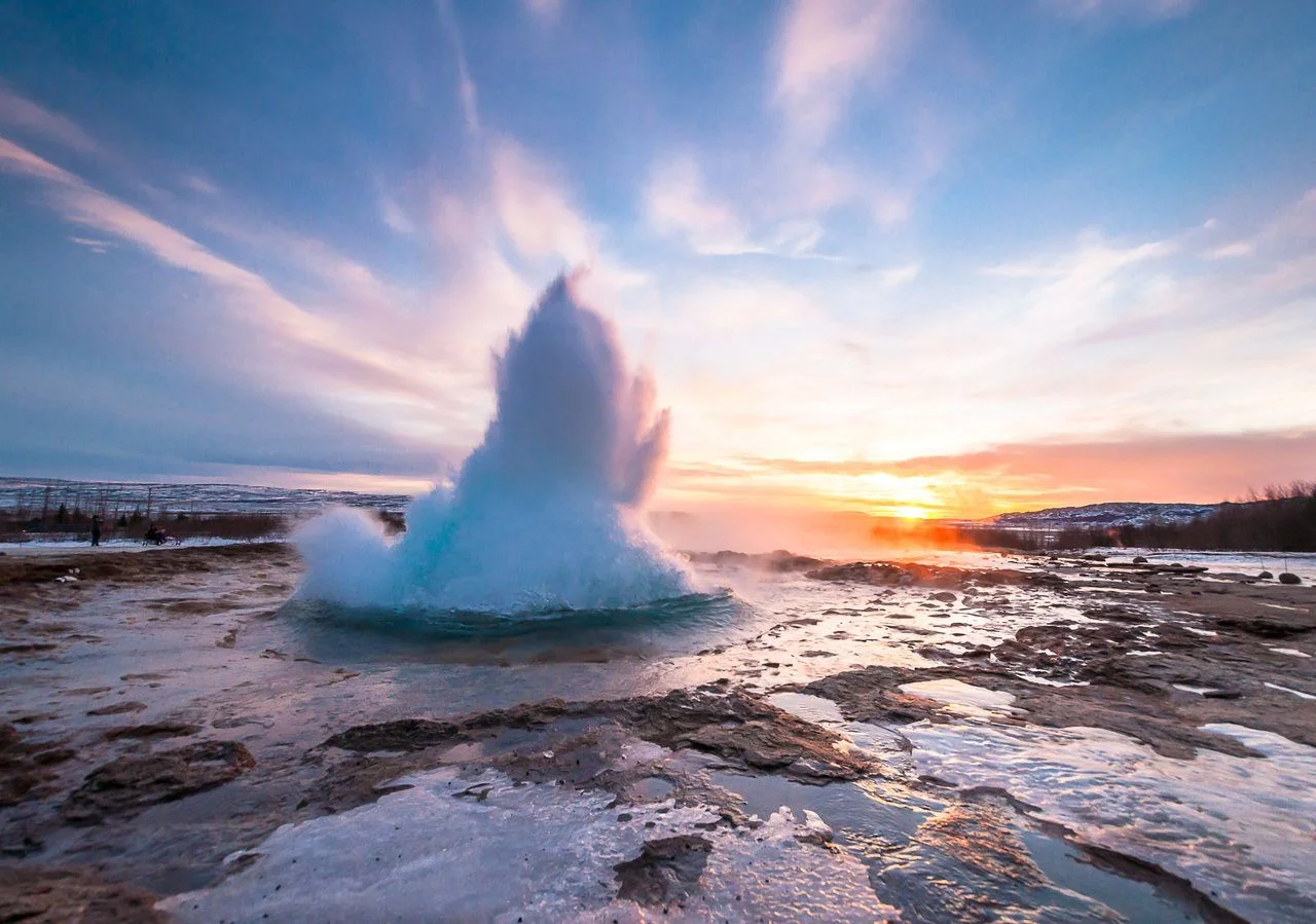 shutterstock_Geyser, Haukadalur, golden circle near Reykjavik in Iceland_Easy-Resize.com