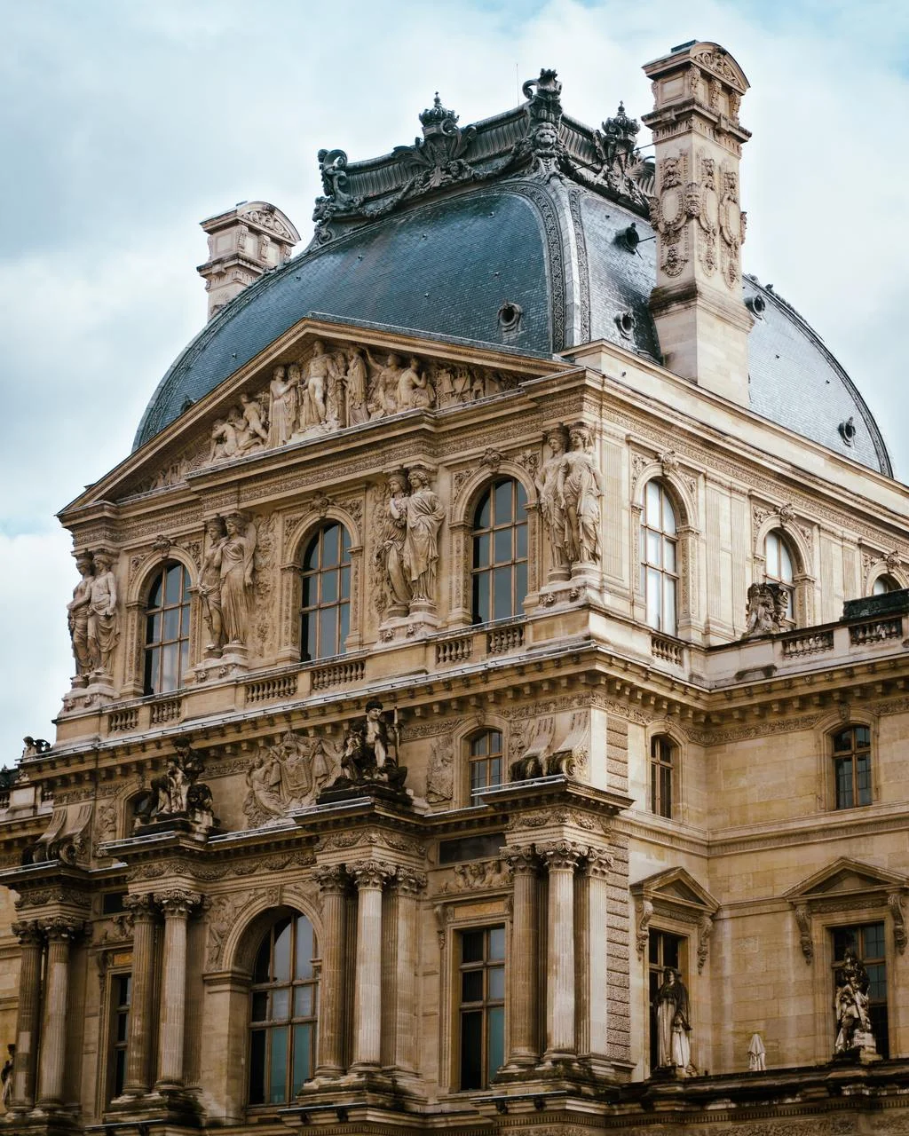 Exterior of the gorgeous Musee de Louvre