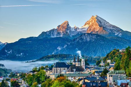 Góra Watzmann i miasto Berchtesgaden w Alpach Bawarskich