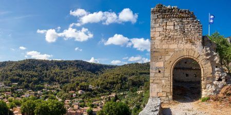 Ruins of the castle of the Bishop of Cavaillon in Fontaine-de-Vaucluse, Provence; France; Europe