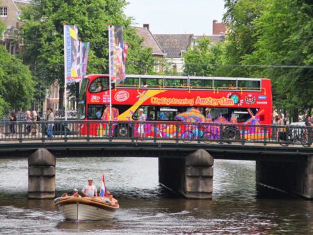 Amsterdam-Bus-02_Easy-Resize.com