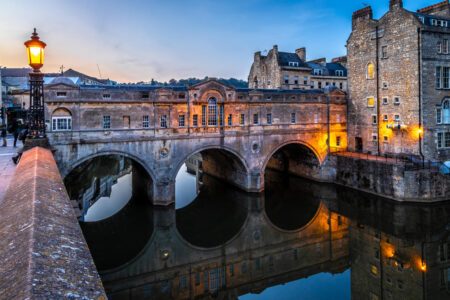 Evening view of Pulteney bridge in Bath, England_Easy-Resize.com