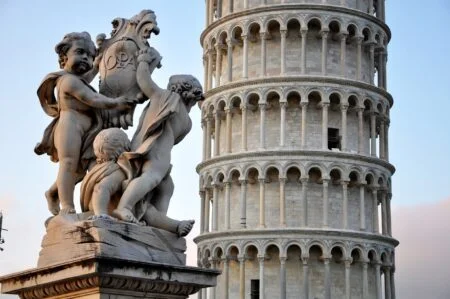 Pisa,Tower,With,Some,Sculptures