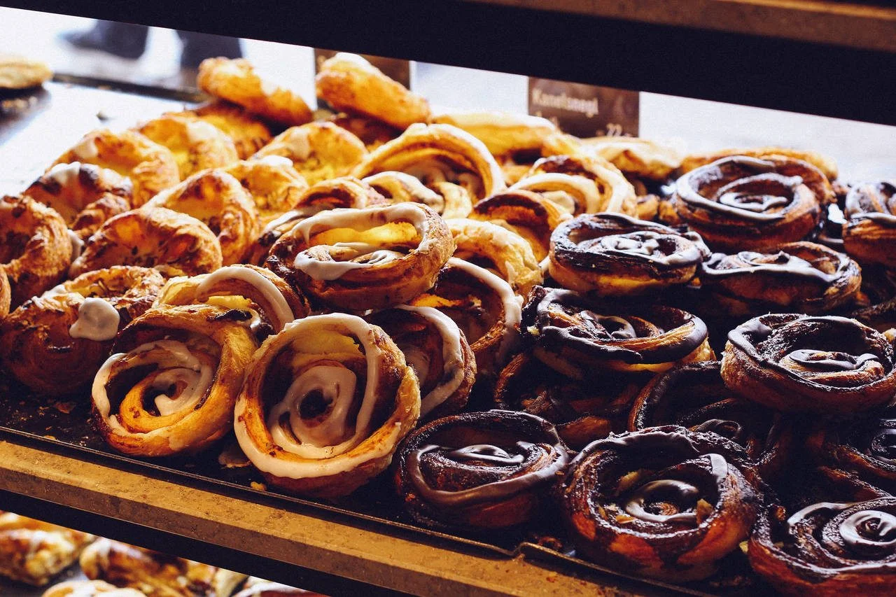 danish-traditional-rolled-buns-with-cinnamon and-chocolate-Pastry-cinnamon-snails-and cinnamon-swirls