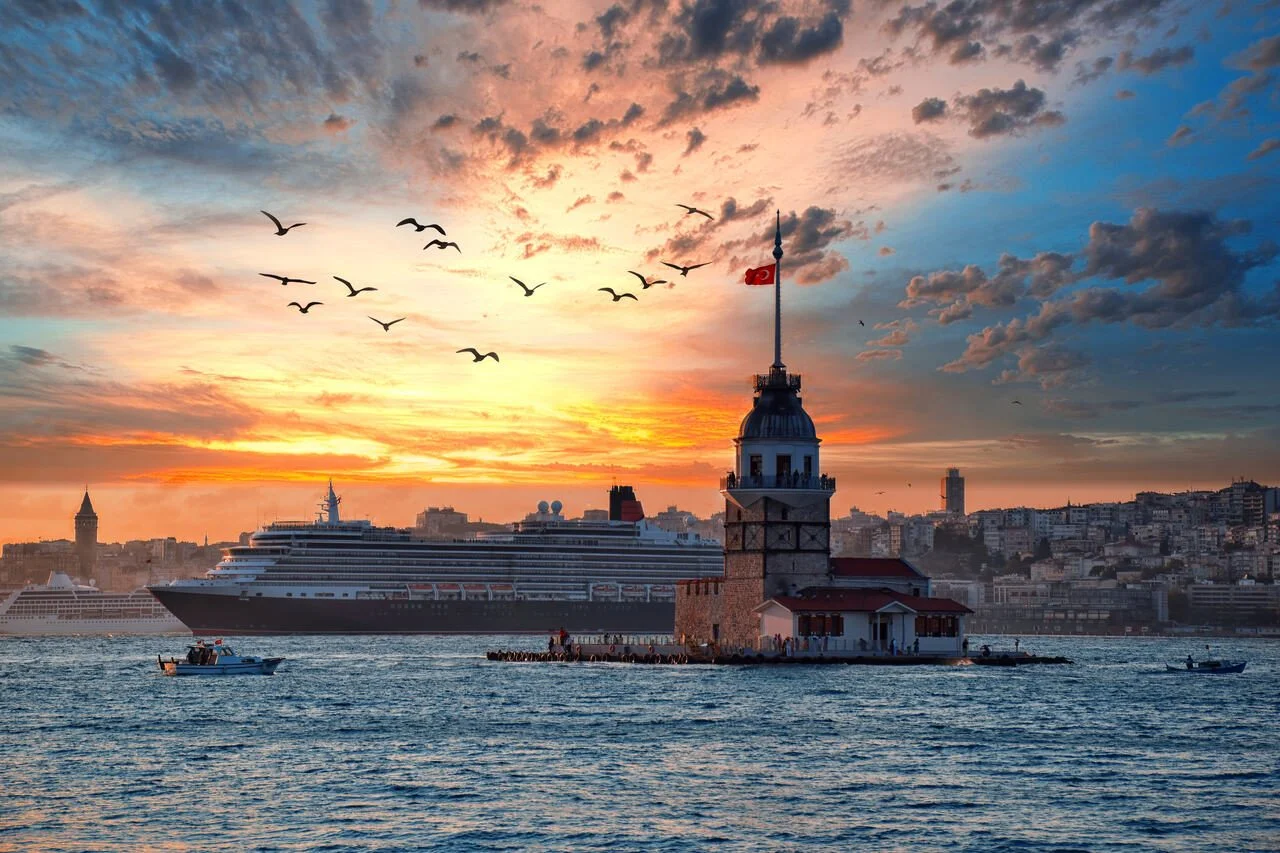 Fiery sunset over Bosphorus with famous Maiden’s Tower (Kiz Kulesi) also known as Leander’s Tower, symbol of Istanbul