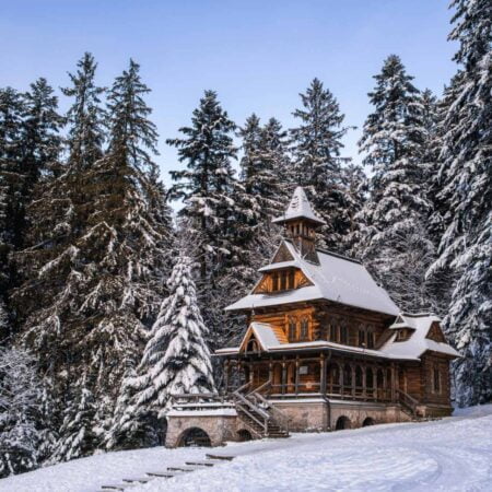 Traditional-chapel-in-Jaszczurowka-Zakopane